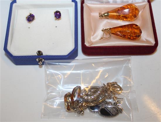 3 x pairs of earrings including amethyst and blue john and 2 other pairs of amber earrings and 1 odd 9ct gold earring